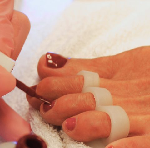 Gellak wordt aangebracht op teennagels met teenspreiders