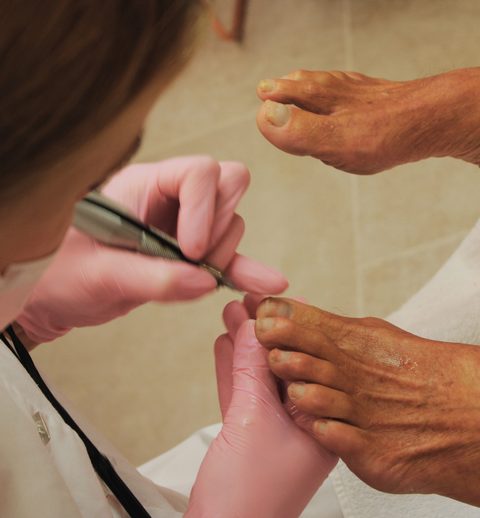 Teennagels worden met een instrument verzorgd in de praktijk